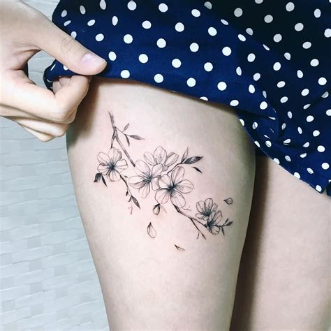 tattoo flor na coxa feminina|59+ Ideias de Tatuagem Feminina na Coxa